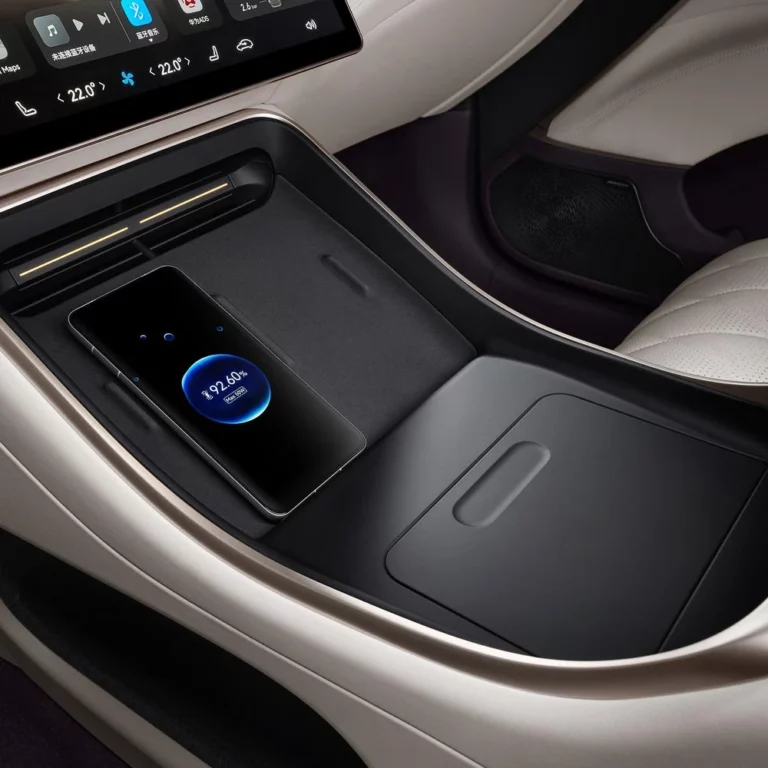AVATR 11 In-car Wireless phone charger