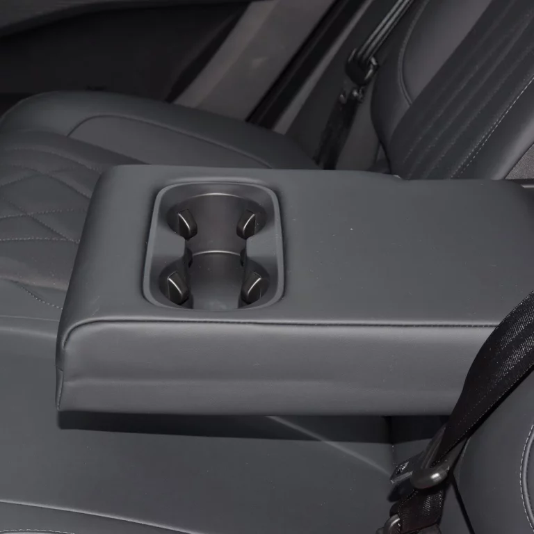 EXEED RX back seats cup holder