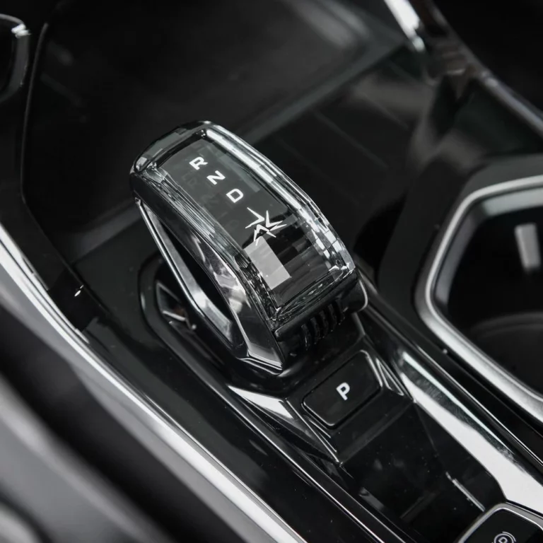 Geely Boyue L central console shifter area