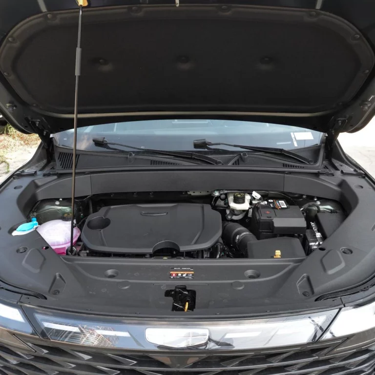 Geely Boyue L motor compartment