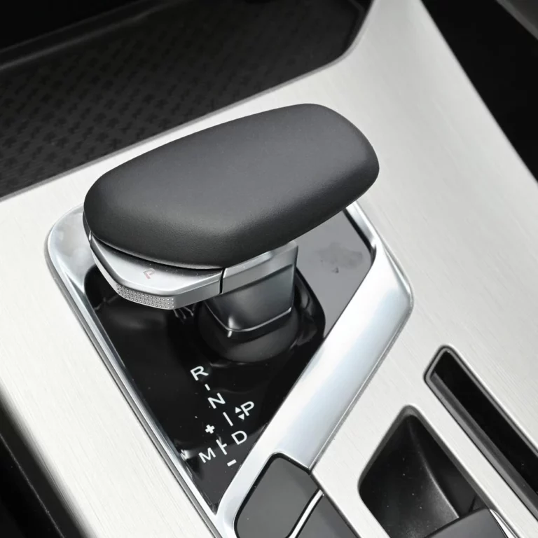 Geely Coolray central console shifter area