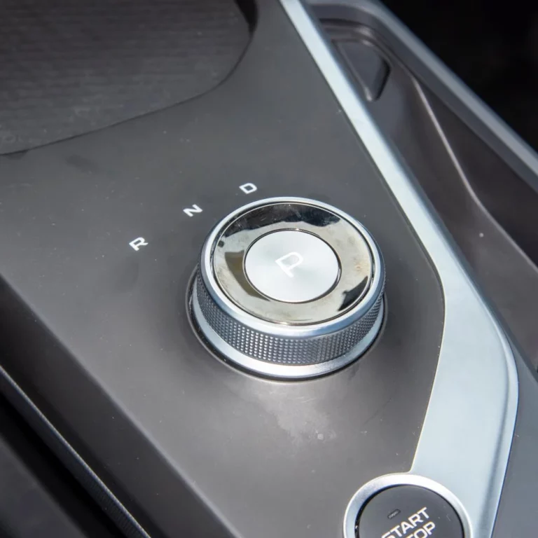 Geely Geometry A central console shofter area