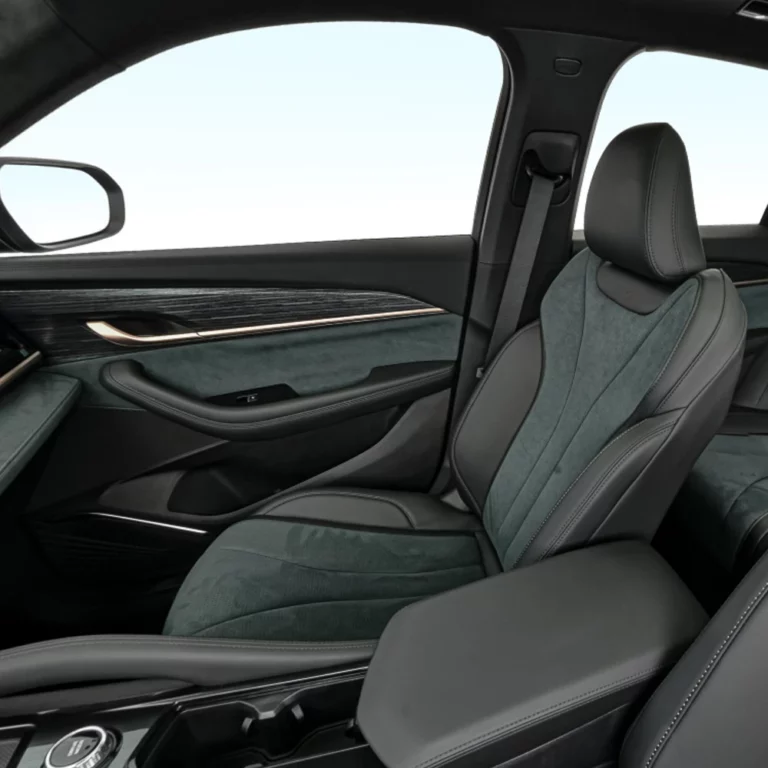 Geely Monjaro front seat