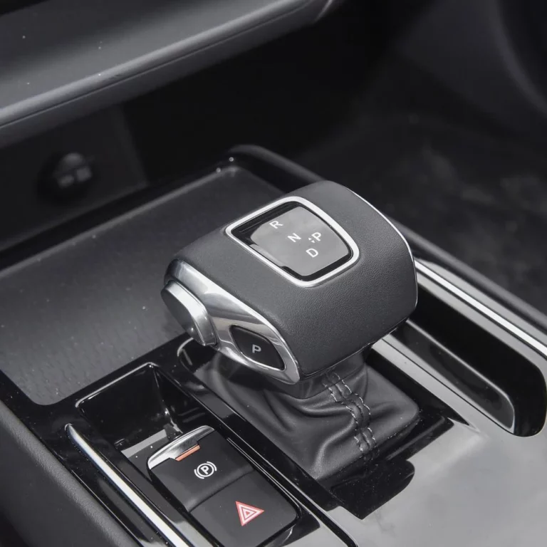 Hongqi E-QM5 central console shifter area