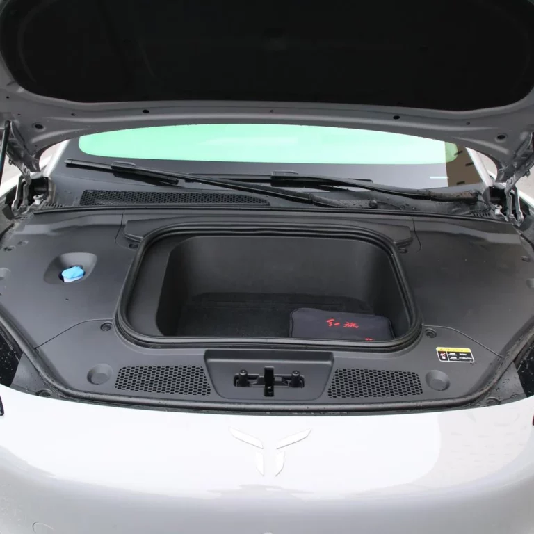Hongqi EH7 motor compartment