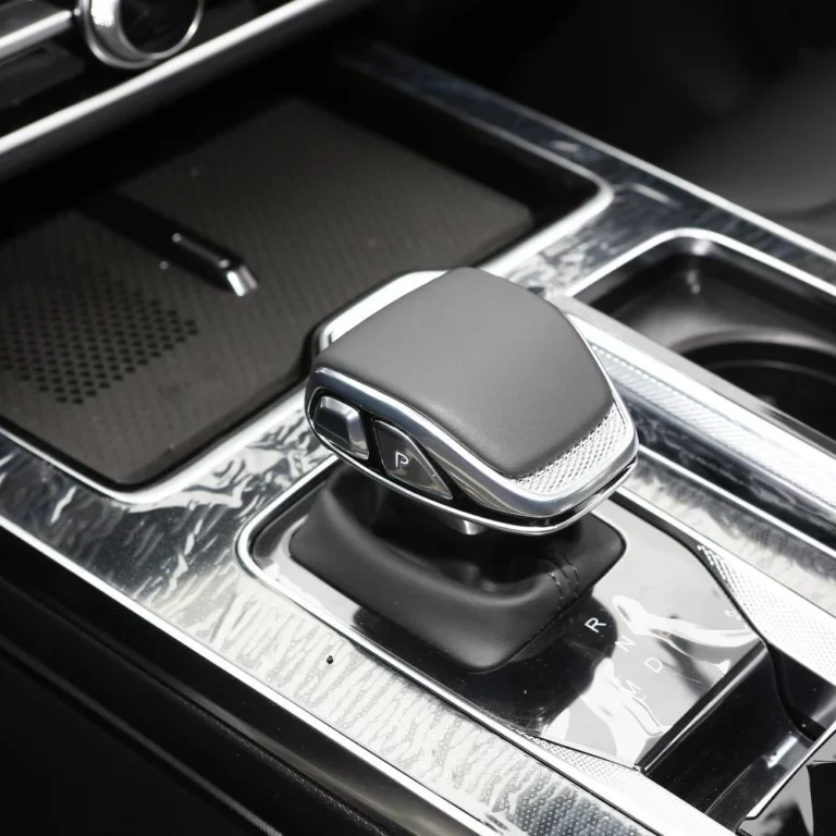 Hongqi HS5 central console shifter area