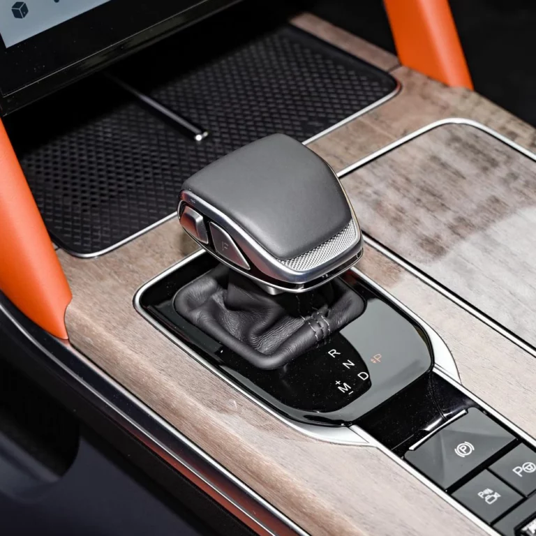 Hongqi HS7 central console shifter area