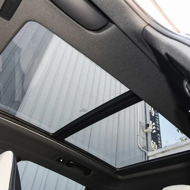 Lynk & Co 01 sunroof
