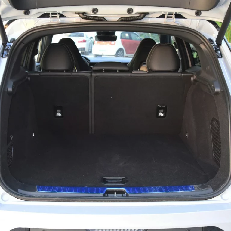 Lynk & Co 01 trunk