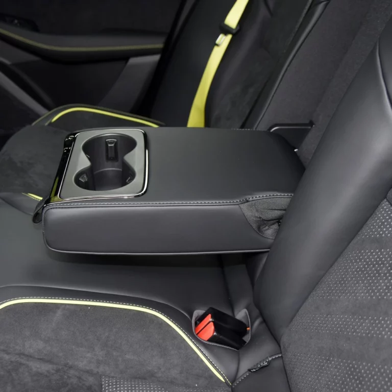 Lynk & Co 03 back seat cup holders