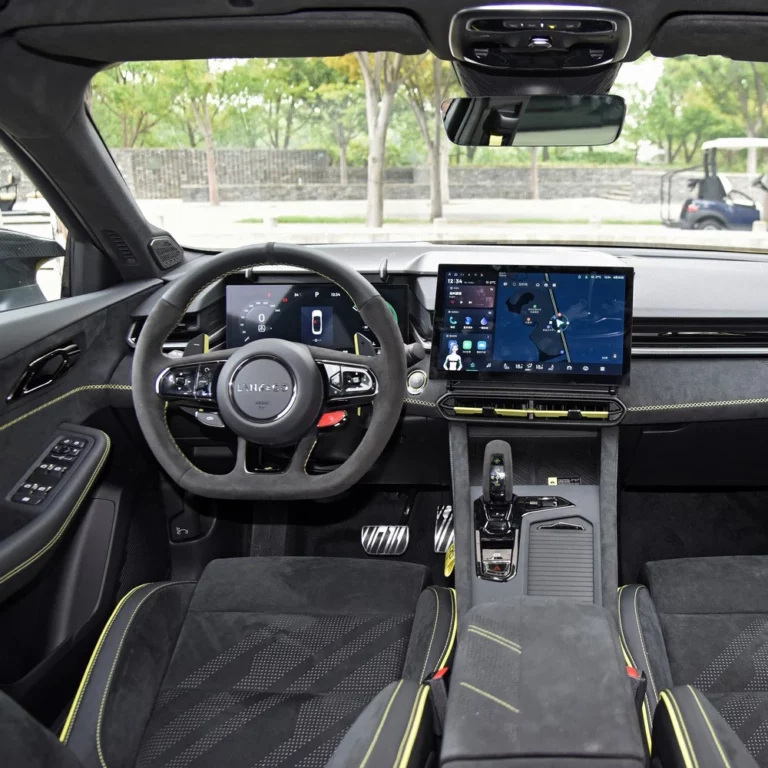 Lynk & Co 03 inner view