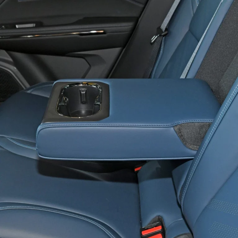 Lynk & Co 05 back seats cup holder