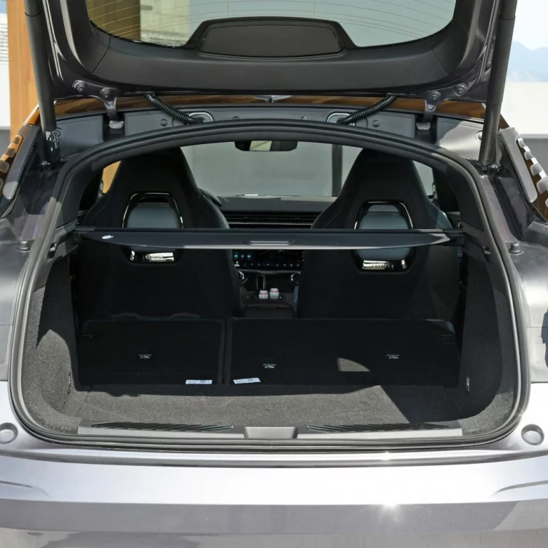 Lynk & Co 05 trunk