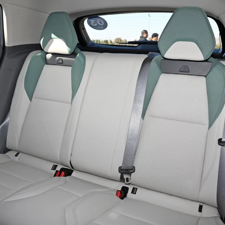 Lynk & Co 06 back seats