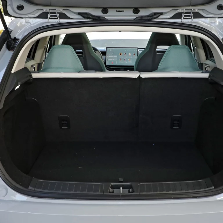 Lynk & Co 06 trunk