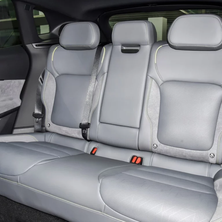 Lynk & Co 08 back seats