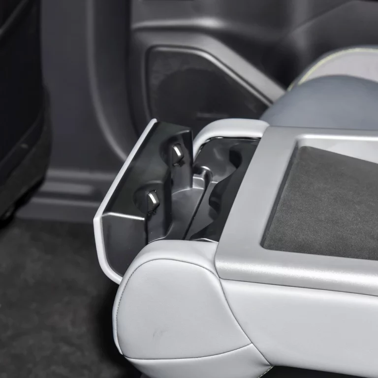 Lynk & Co 08 back seats cup holder
