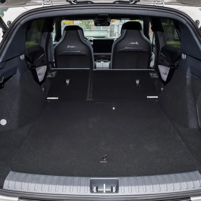 Lynk & Co 08 trunk