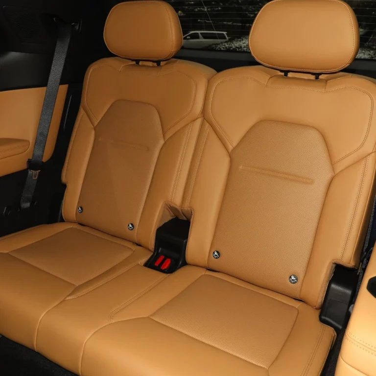 Lynk & Co 09 back seats