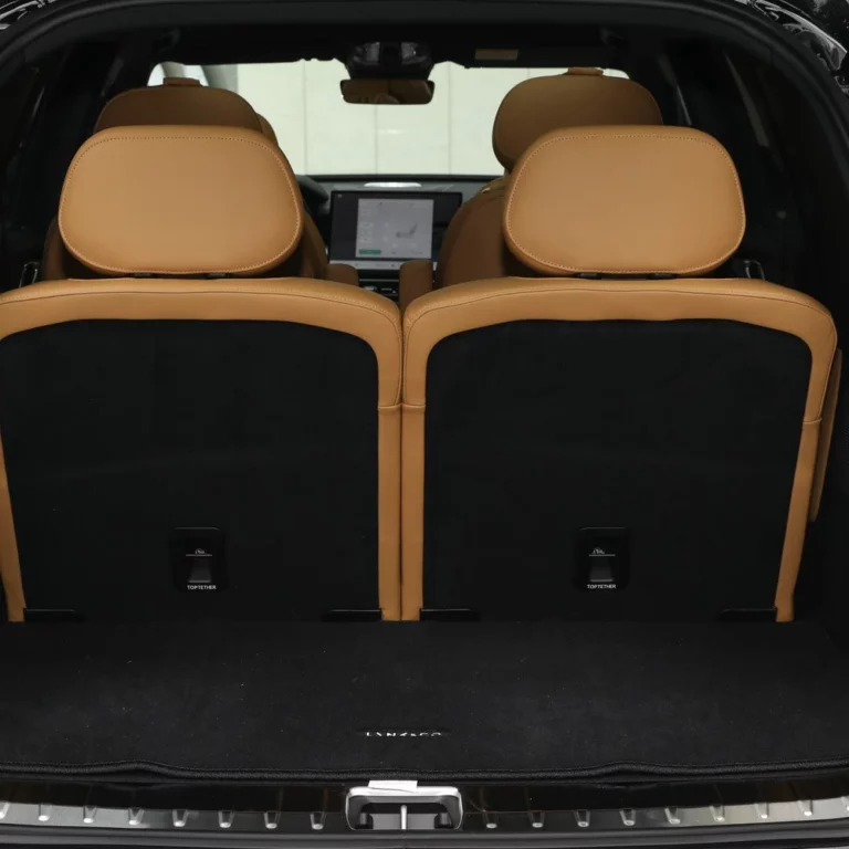 Lynk & Co 09 trunk view