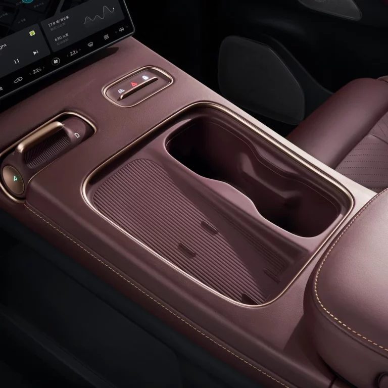 NIO EC7 central storage bin