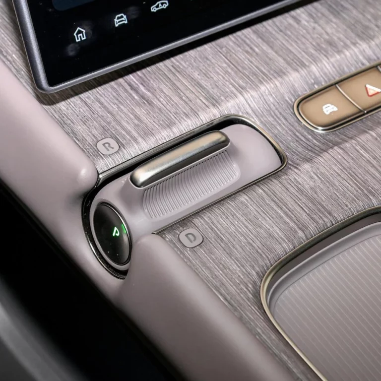 NIO ET7 central console shifter area