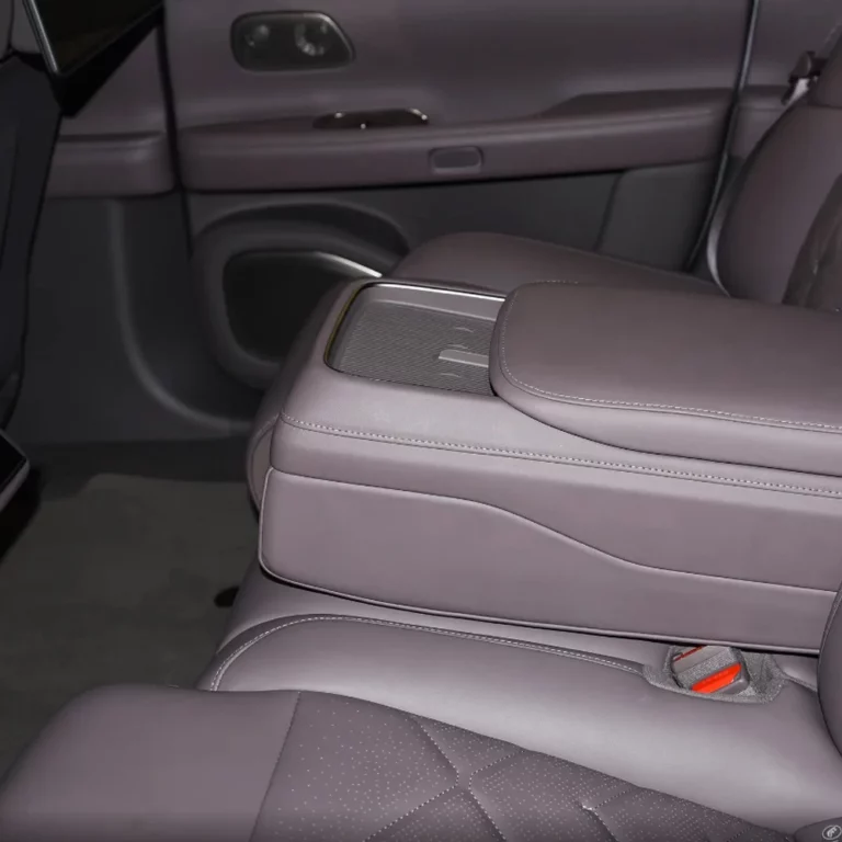 NIO ET7 central storage bin