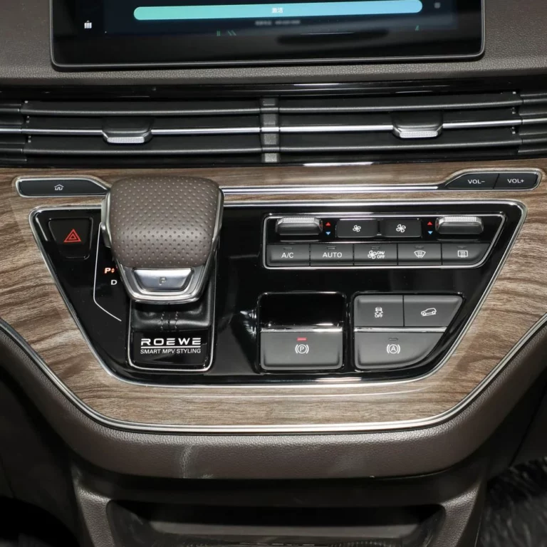 Roewe iMAX8 central console shifter area