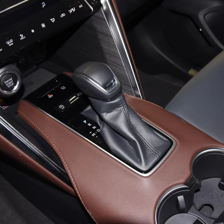 Toyota Harrier central console shifter area