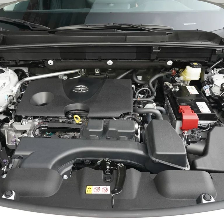Toyota Harrier motor compartment