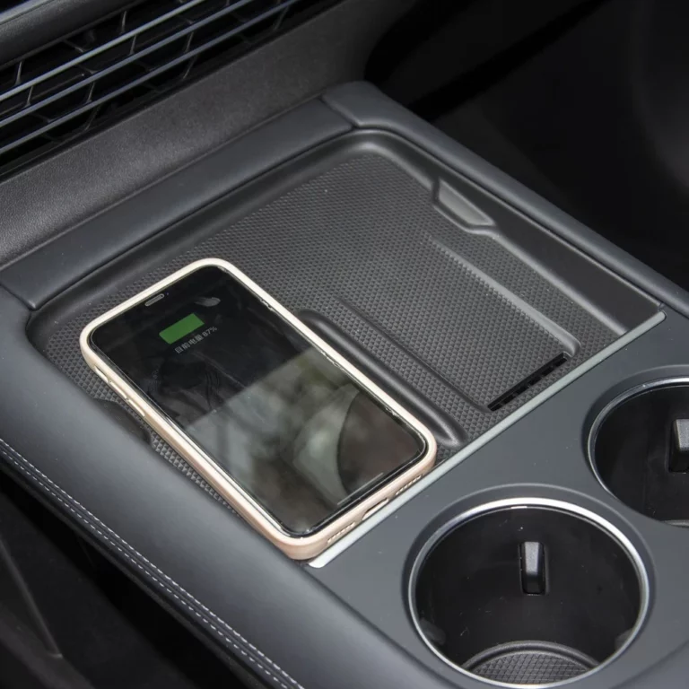 Xpeng G6 in-car wireless phone charger