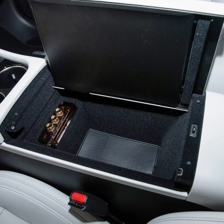Xpeng P7 central storage bin