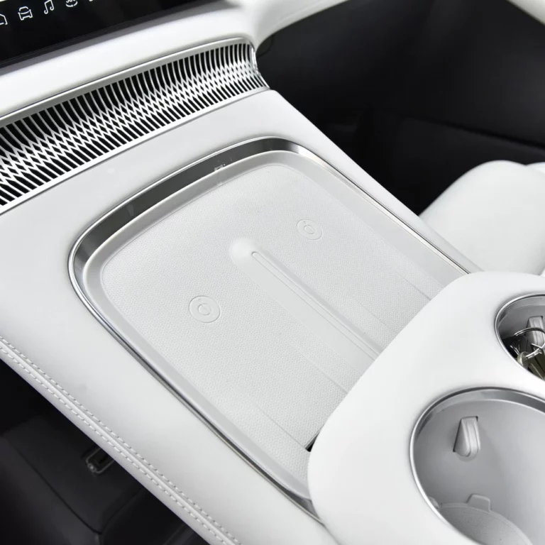 Xpeng X9 in-car wireless phone charger