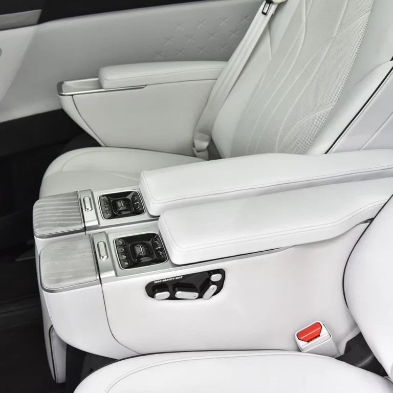Xpeng X9 middle seat details